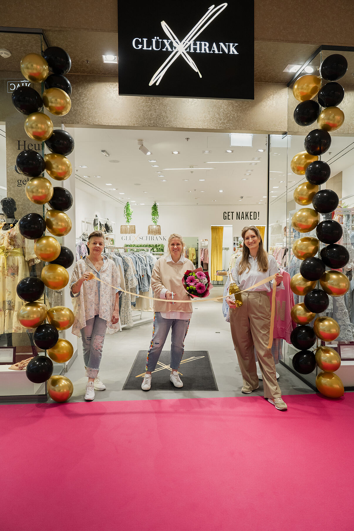 Bild 1_Wiedereröffnung GlüXschrank (v.l.n.r.: Andrea Wagner, Katharina Krammer, Sabine Dreschkay)