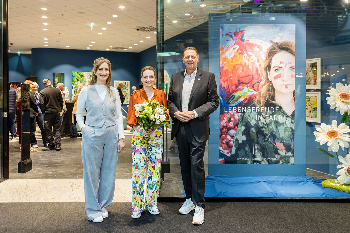 Bild 1_Ausstellungseröffnung (v.l.n.r.: HUMA ELEVEN Center-Managerin Sabine Dreschkay, Künstlerin Jasmin Dobrovsky, Bezirksvorsteher Thomas Steinhart)