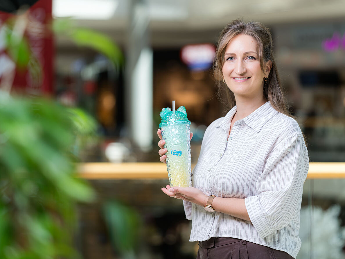 Bild 1: Zeugnisgeschenk XL Trendbecher mit Sabine Dreschkay Center-Managerin (c) Robert Fritz
