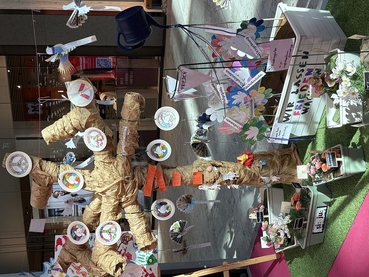 Bild 5_Ausstellung zum Thema Frieden_huma eleven