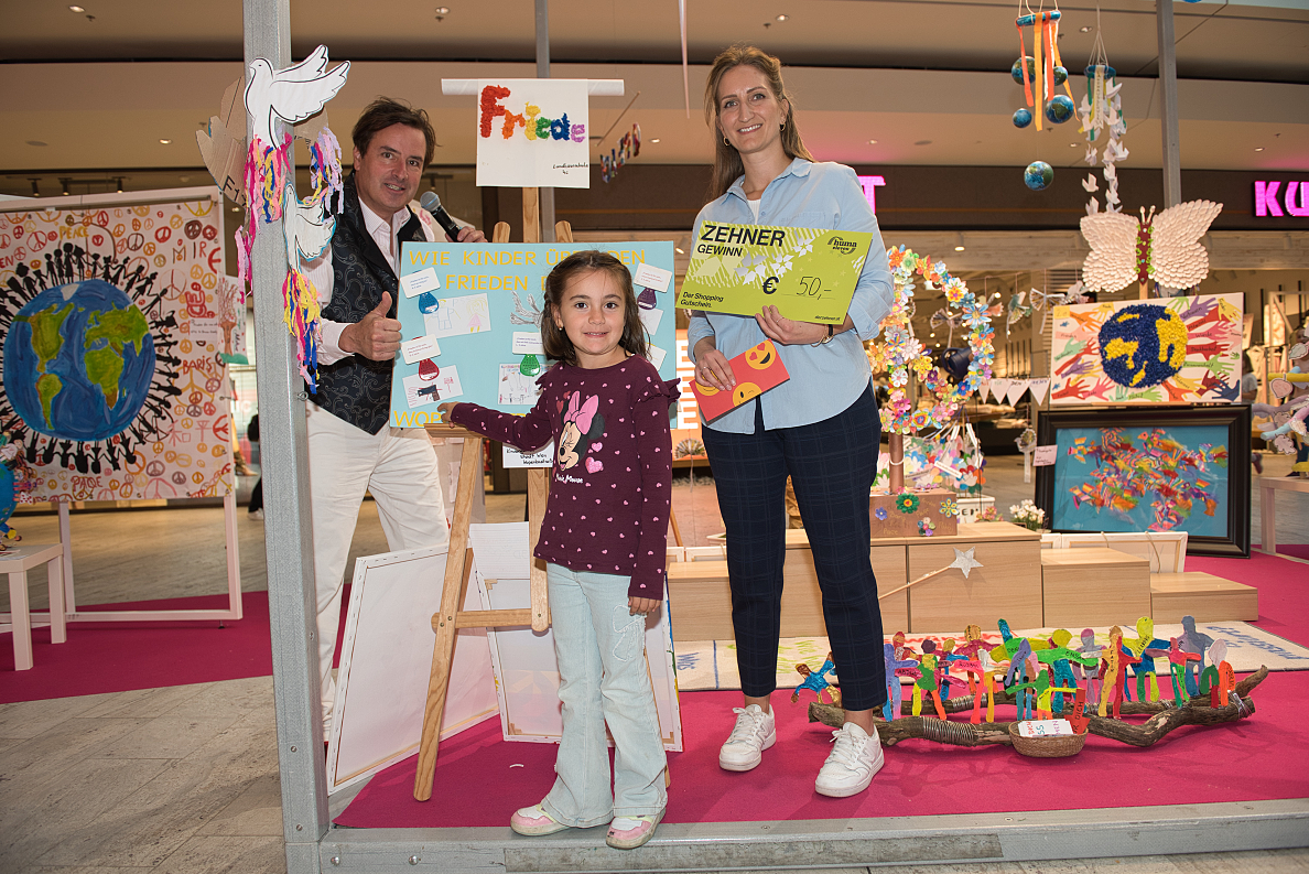 Bild 1_Gewinnerbild_Moderator Philipp Pertl_Kindergartenkind des Kindergartens der Stadt Wien Wopenkastrasse_HUMA ELEVEN Center-Managerin Sabine Dreschkay_c_Andreas Böhm