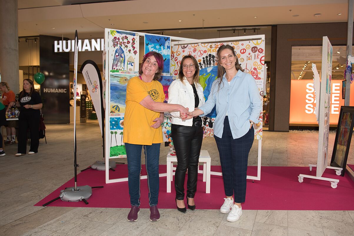 Bild 2_Zusammenhalt im Grätzl_Petra Lux vom Jugendzentrum_Elisabeth Faast Schulleiterin der GTVS Rzehakgasse_HUMA ELEVEN Center-Managerin Sabine Dreschkayc_Andreas Böhm
