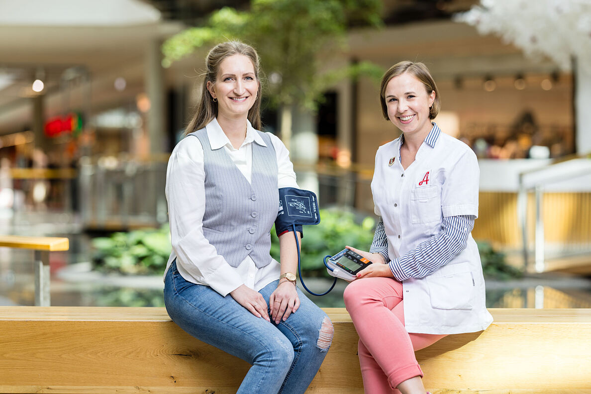 Bild 3_Gesundheitstage (v.l.n.r.: HUMA ELEVEN Center-Managerin Sabine Dreschkay, Geschäftsführerin der Apotheke zur heiligen Elisabeth dr.pharm. Theresa Ehn, BSc.)_c_Robert Fritz