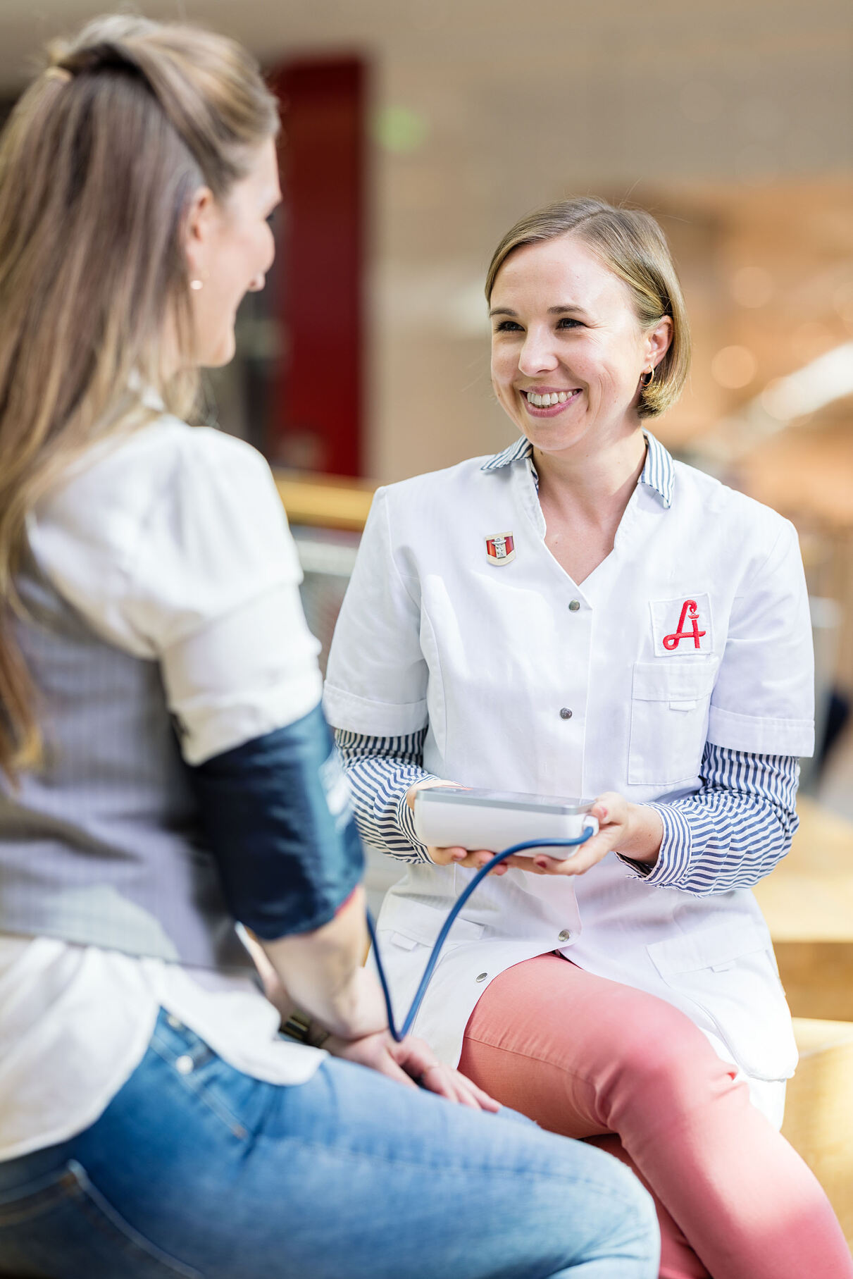 Bild 4_Mitmachstationen (v.l.n.r.: HUMA ELEVEN Center-Managerin Sabine Dreschkay, Geschäftsführerin der Apotheke zur heiligen Elisabeth dr.pharm. Theresa Ehn, BSc.) _c_Robert Fritz