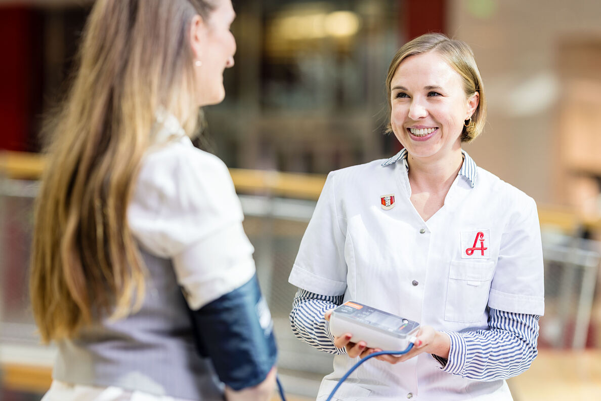 Bild 5_Mitmachstationen (v.l.n.r.: HUMA ELEVEN Center-Managerin Sabine Dreschkay, Geschäftsführerin der Apotheke zur heiligen Elisabeth dr.pharm. Theresa Ehn, BSc.) _c_Robert Fritz