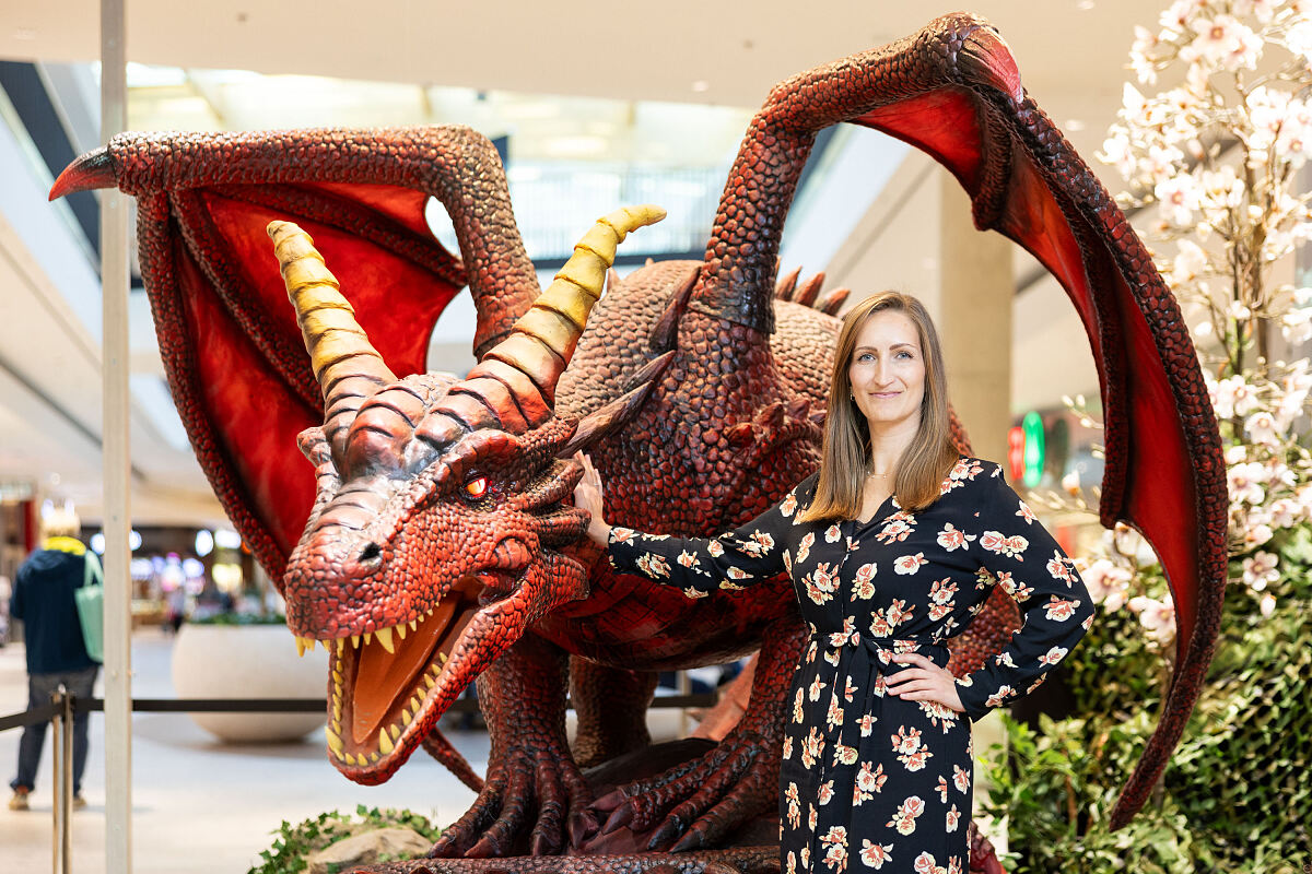 Bild 1_Center-Managerin Sabine Dreschkay mit Drache 