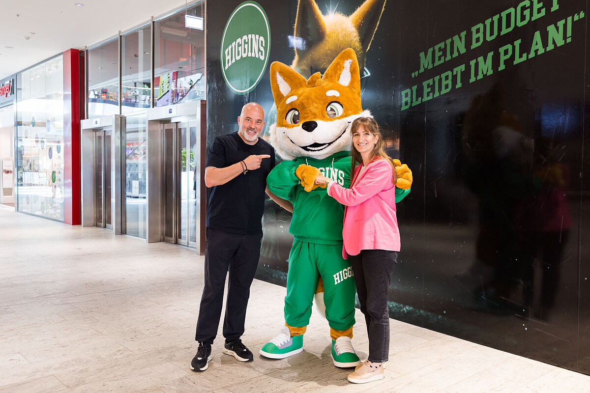 Bild 2_Eröffnung HIGGINS (v.l.n.r.: HIGGINS Geschäftsführer Sven Voth, HIGGINS Maskottchen Mr. HIGGINS, HUMA ELEVEN Center-Managerin Sabine Dreschkay)