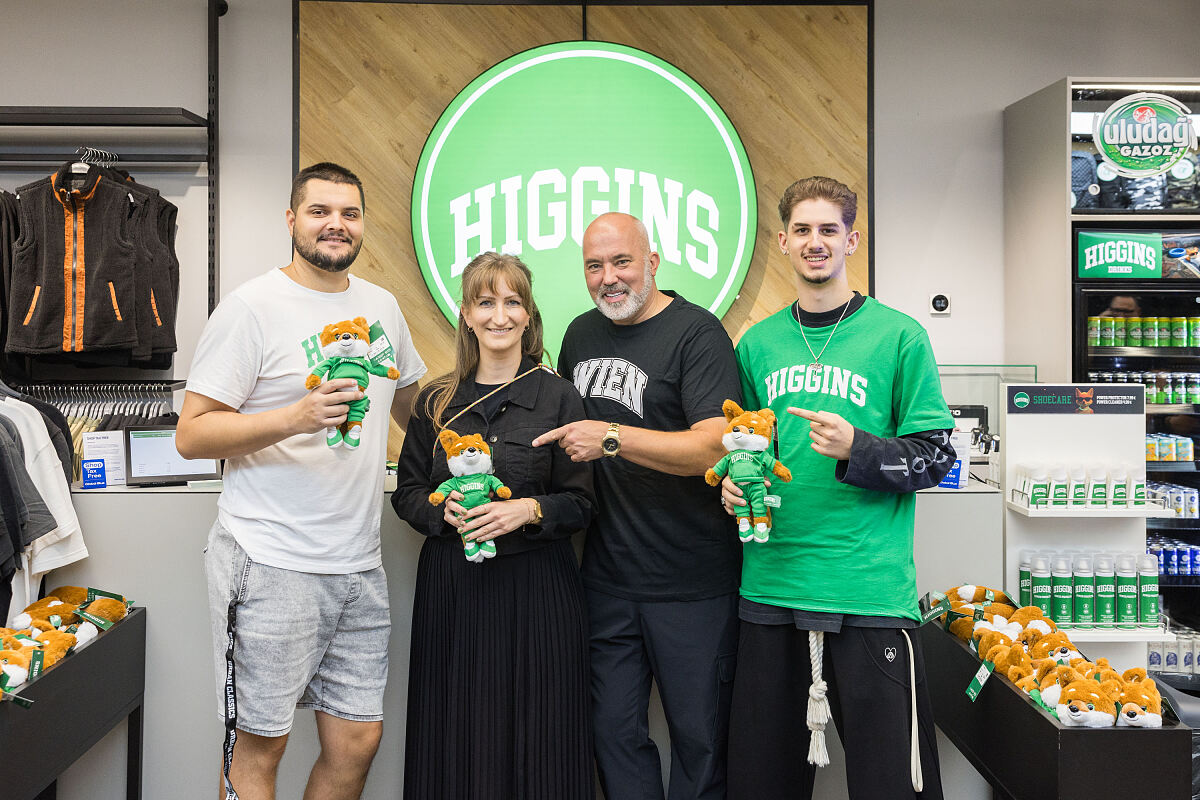 Bild 1_Eröffnung HIGGINS (v.l.n.r.: Marek Jurasko von HIGGINS, HUMA ELEVEN Center-Managerin Sabine Dreschkay, HIGGINS-Gründer Sven Voth, Benjamin Veladzic von HIGGINS)