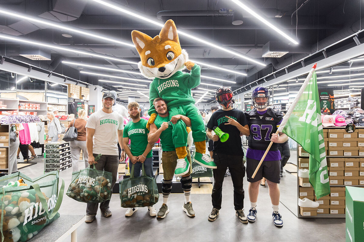 Bild 5_Eröffnung HIGGINS (v.l.n.r.: Motorsportler Klausa Riding, Influencer Jabanero, Strongman Matthias Göth mit Maskottchen Mr. HIGGINS, Motorsportler Swifty & ein Vienna Vikings-Spieler)